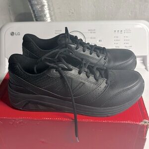 Women’s black new balance.